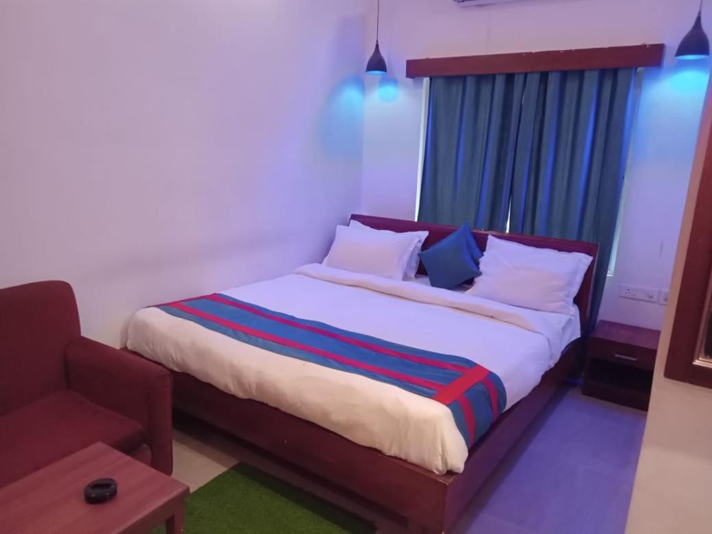 Aristro Club Hotel Calcutta Buitenkant foto