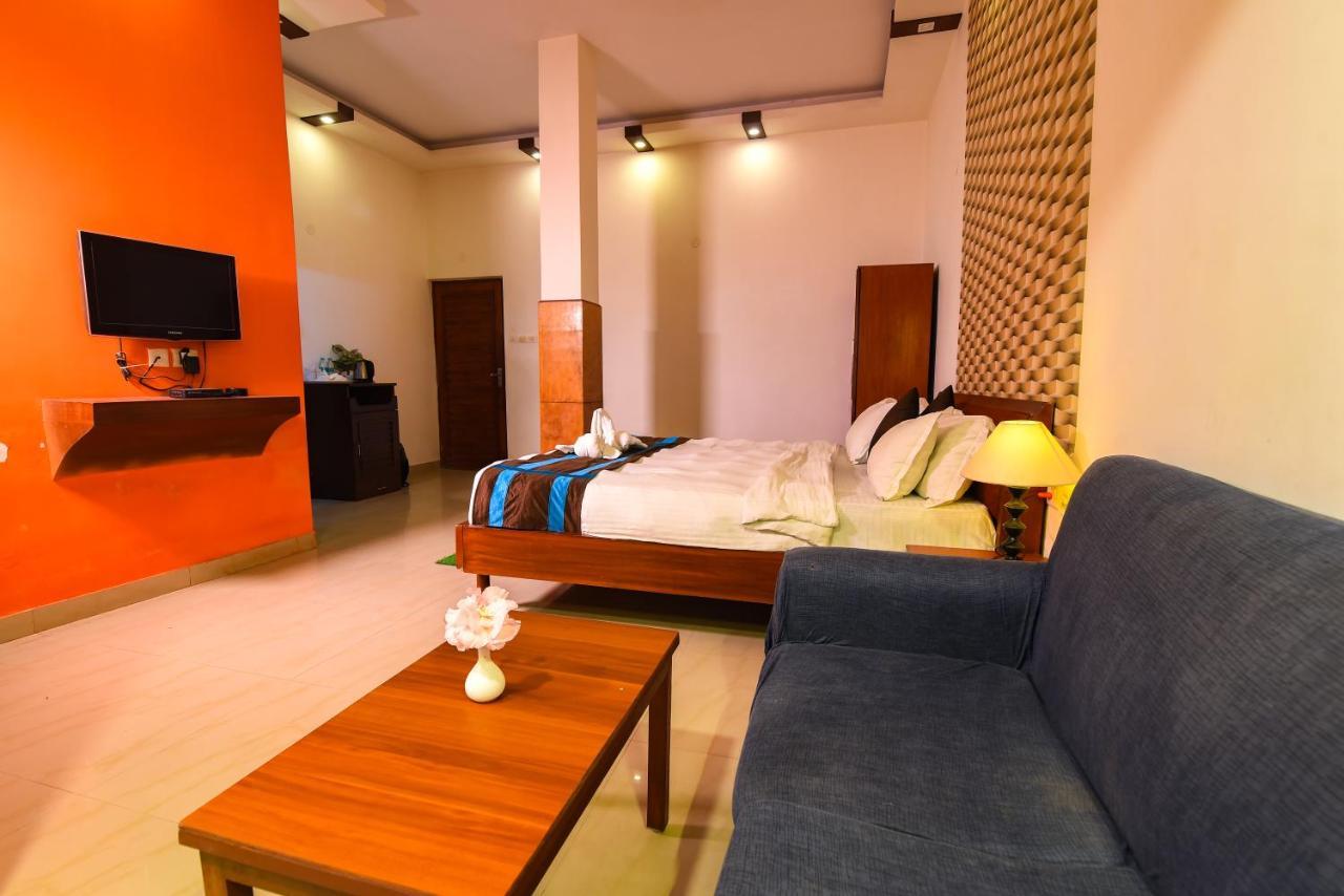 Aristro Club Hotel Calcutta Buitenkant foto