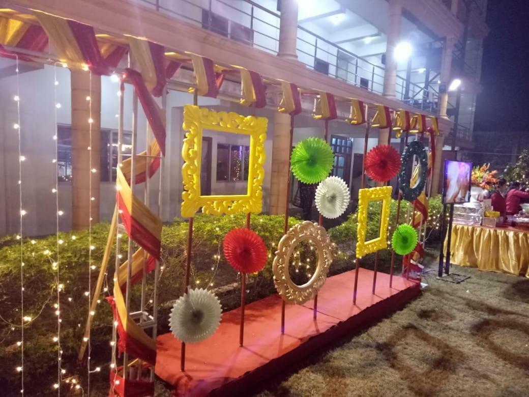 Aristro Club Hotel Calcutta Buitenkant foto