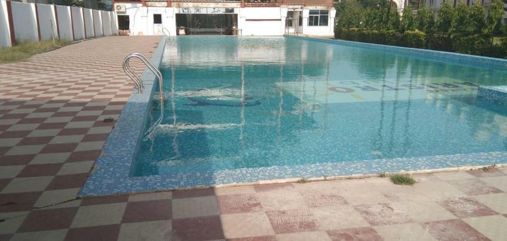 Aristro Club Hotel Calcutta Buitenkant foto